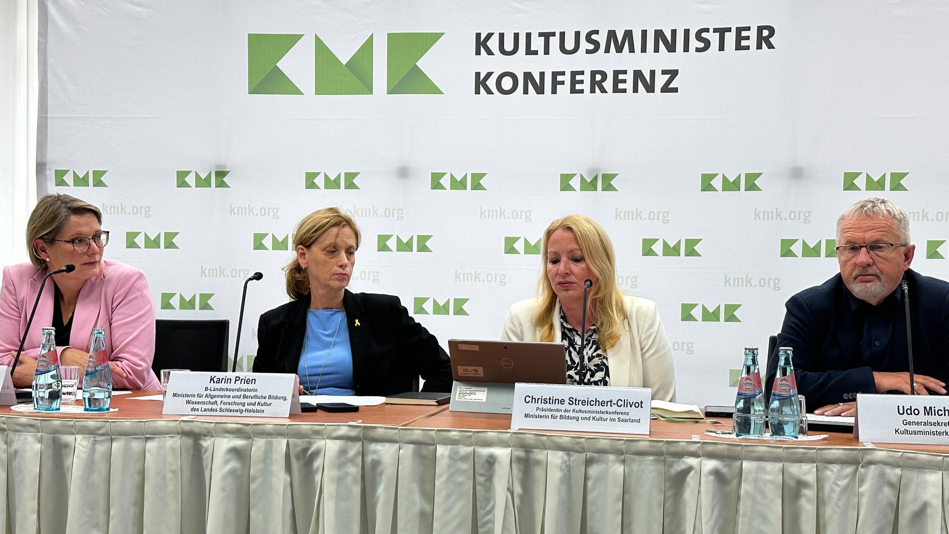 Stefanie Hubig (SPD, l-r), Bildungsministerin Rheinland-Pfalz, Karin Prien (CDU), Bildungsministerin Schleswig-Holstein, Christine Streichert-Clivot (SPD), KMK-Präsidentin und Bildungsministerin Saarland und Udo Michallik, Generalsekretär der KMK Stefanie Hubig (SPD, l-r), Bildungsministerin Rheinland-Pfalz, Karin Prien (CDU), Bildungsministerin Schleswig-Holstein, Christine Streichert-Clivot (SPD), KMK-Präsidentin und Bildungsministerin Saarland und Udo Michallik, Generalsekretär der KMK