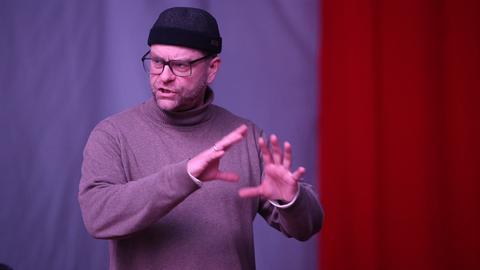 Der Regisseur Peter Atanassow erklärt gestenreich etwas.
