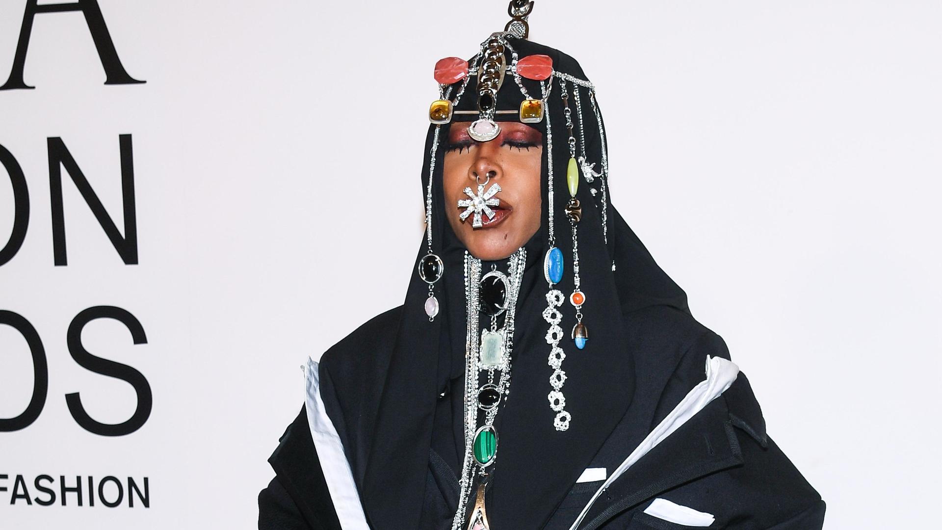Erykah Badu auf dem roten Teppich bei den "2024 CFDA Fashion Awards" im American Museum of Natural History in New York City, USA. Erykah Badu auf dem roten Teppich bei den "2024 CFDA Fashion Awards" im American Museum of Natural History in New York City, USA.