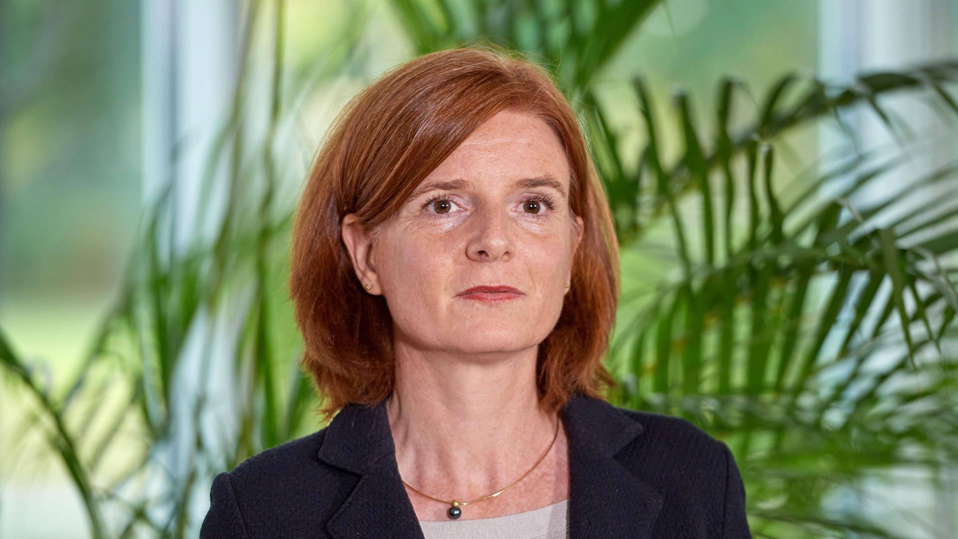 Die WDR-Verwaltungsdirektorin Katrin Vernau wird neue Intendantin des Westdeutschen Rundfunks WDR. Hier ein Archivfoto vom 7.9.22., es zeigt Vernaut vor einer Topfpflanze. Die WDR-Verwaltungsdirektorin Katrin Vernau wird neue Intendantin des Westdeutschen Rundfunks WDR. Hier ein Archivfoto vom 7.9.22., es zeigt Vernaut vor einer Topfpflanze.