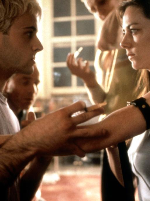 Heroinkonsumenten mit Spritzen im Film "Trainspotting" (1996)