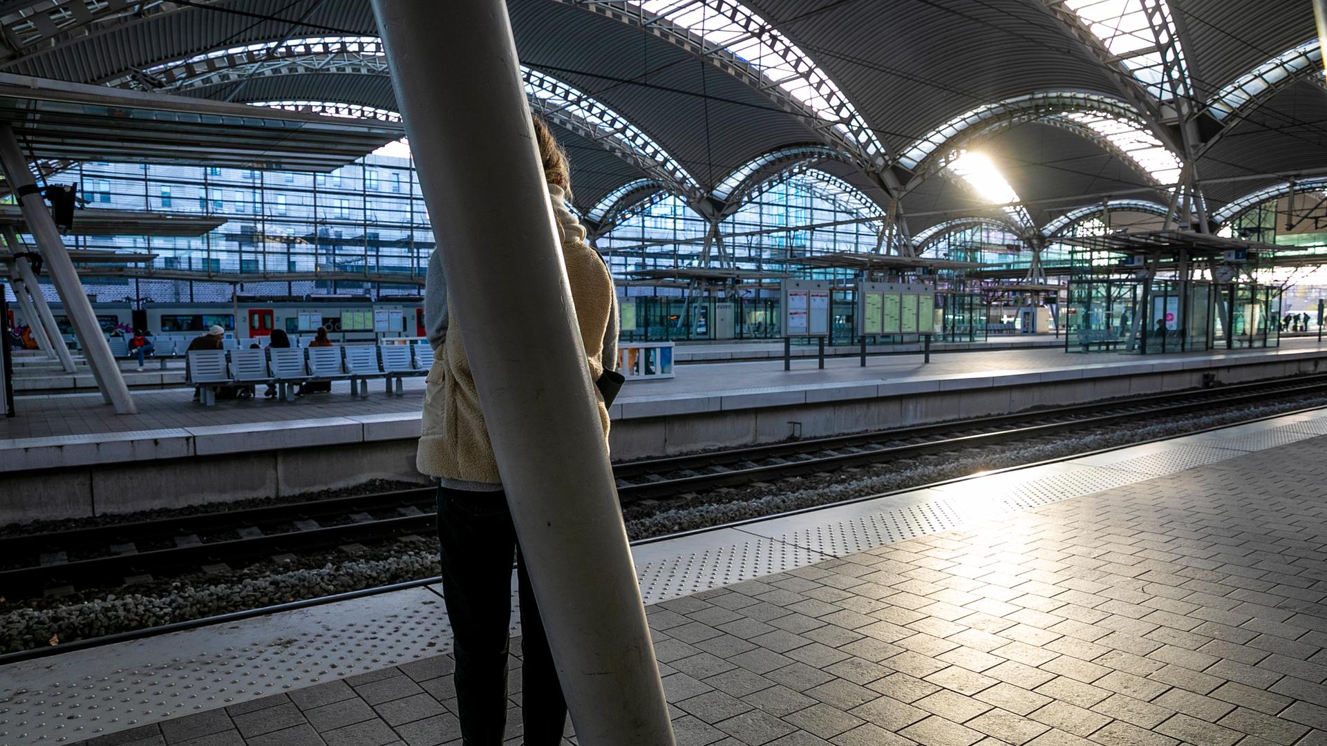 Eine einzige Frau steht auf dem Bahnhof von Leuven in Belgien. Eine einzige Frau steht auf dem Bahnhof von Leuven in Belgien.