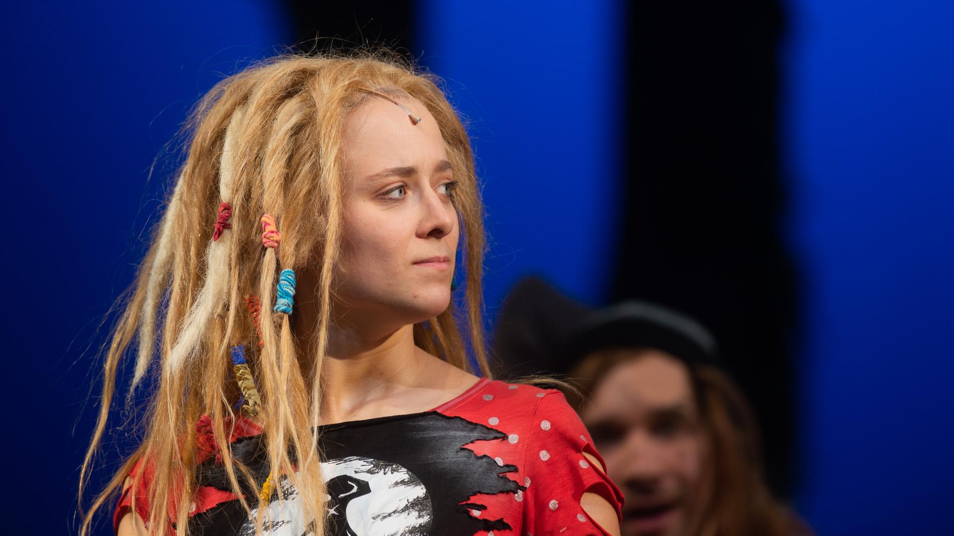 Carmen Steinert als Ronja probt im Opernhaus des Theater Magdeburgs eine Szene aus dem Stück «Ronja Räubertochter»( 24. November 2019 im Opernhaus Premiere). Carmen Steinert als Ronja probt im Opernhaus des Theater Magdeburgs eine Szene aus dem Stück «Ronja Räubertochter»( 24. November 2019 im Opernhaus Premiere).