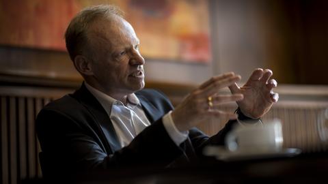 Clemens Fuest, Präsident des Instituts für Wirtschaftsforschung, spricht und gestekuliert während eines Interviews