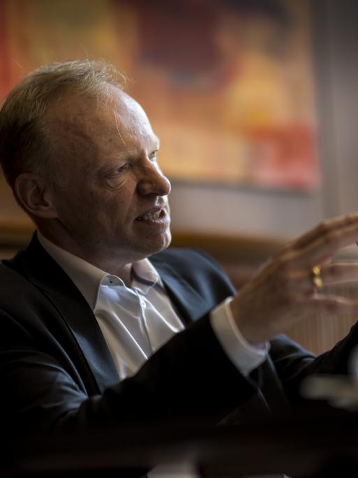 Clemens Fuest, Präsident des Instituts für Wirtschaftsforschung, spricht und gestekuliert während eines Interviews