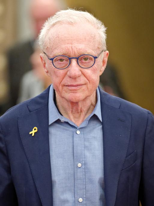 Der Autor David Grossman steht nach der Verleihung des Heine-Preises 2024 an ihn im Foyer des Düsseldorfer Schauspielhauses.