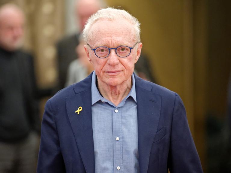 Der Autor David Grossman steht nach der Verleihung des Heine-Preises 2024 an ihn im Foyer des Düsseldorfer Schauspielhauses.