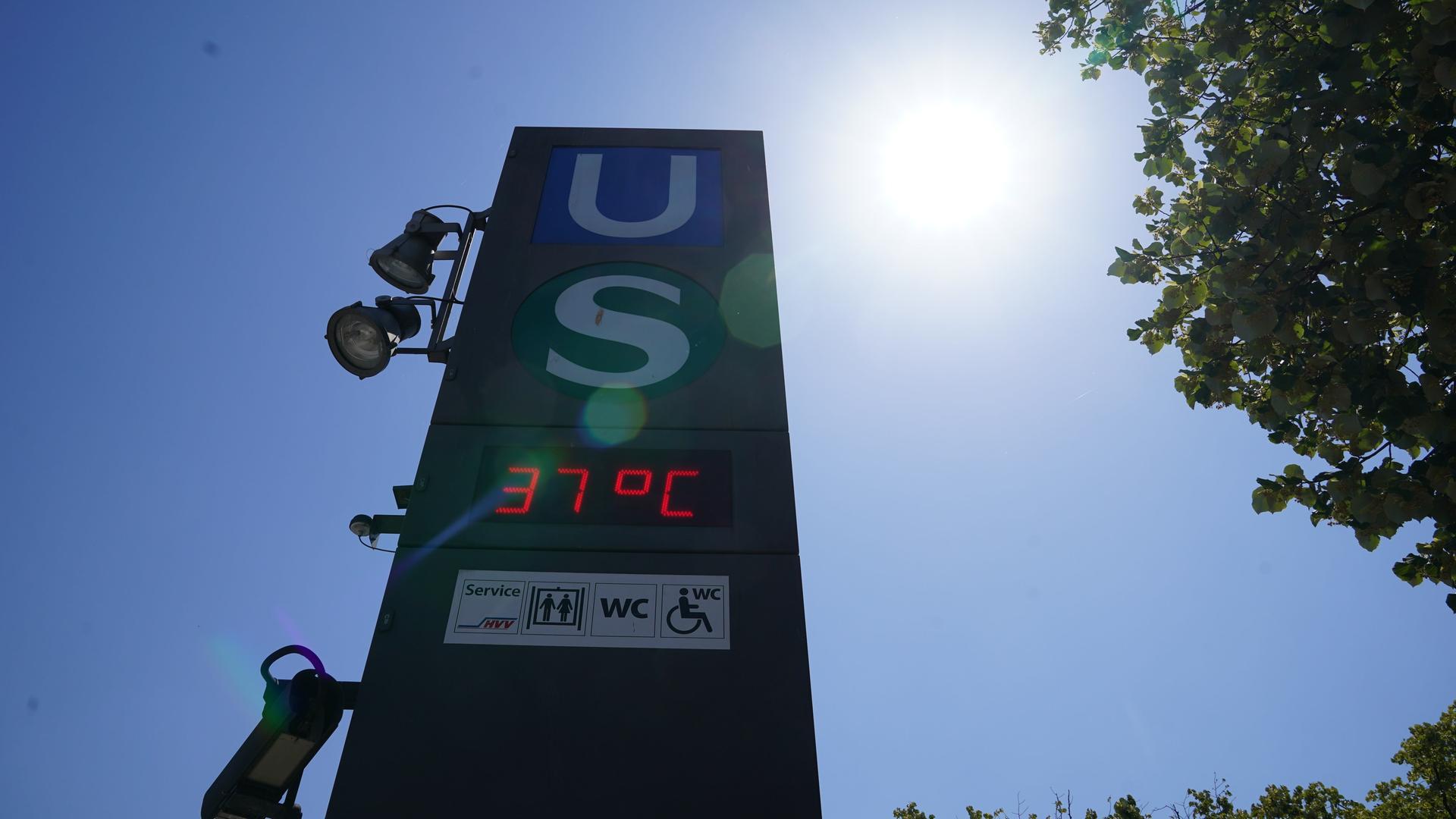 "37 Grad Celsius" zeigt das Thermometer an der Binnenalster in der Innenstadt an.