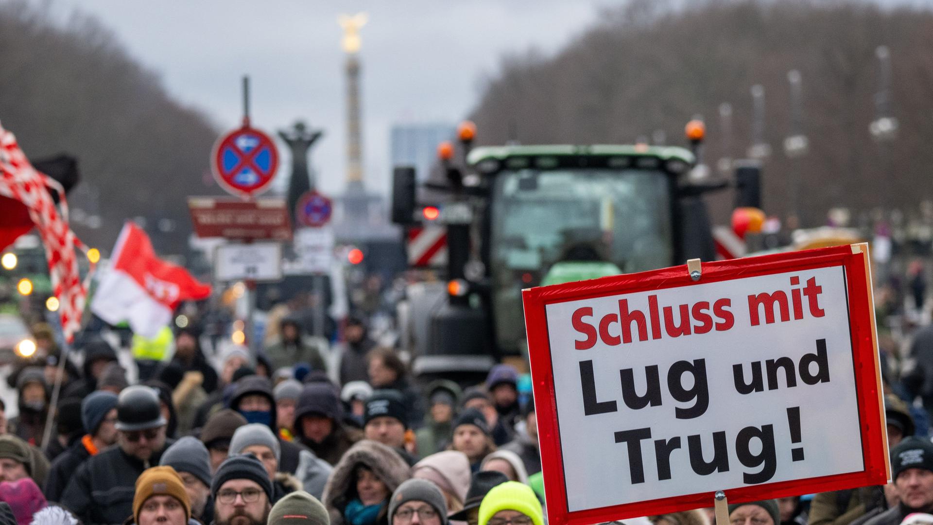 Berlin: Teilnehmer der durch die Interessenvertretung "Freie Bauern" angemeldeten Kundgebung stehen mit Schildern und Flaggen auf der Straße des 17. Juni vor dem Brandenburger Tor.