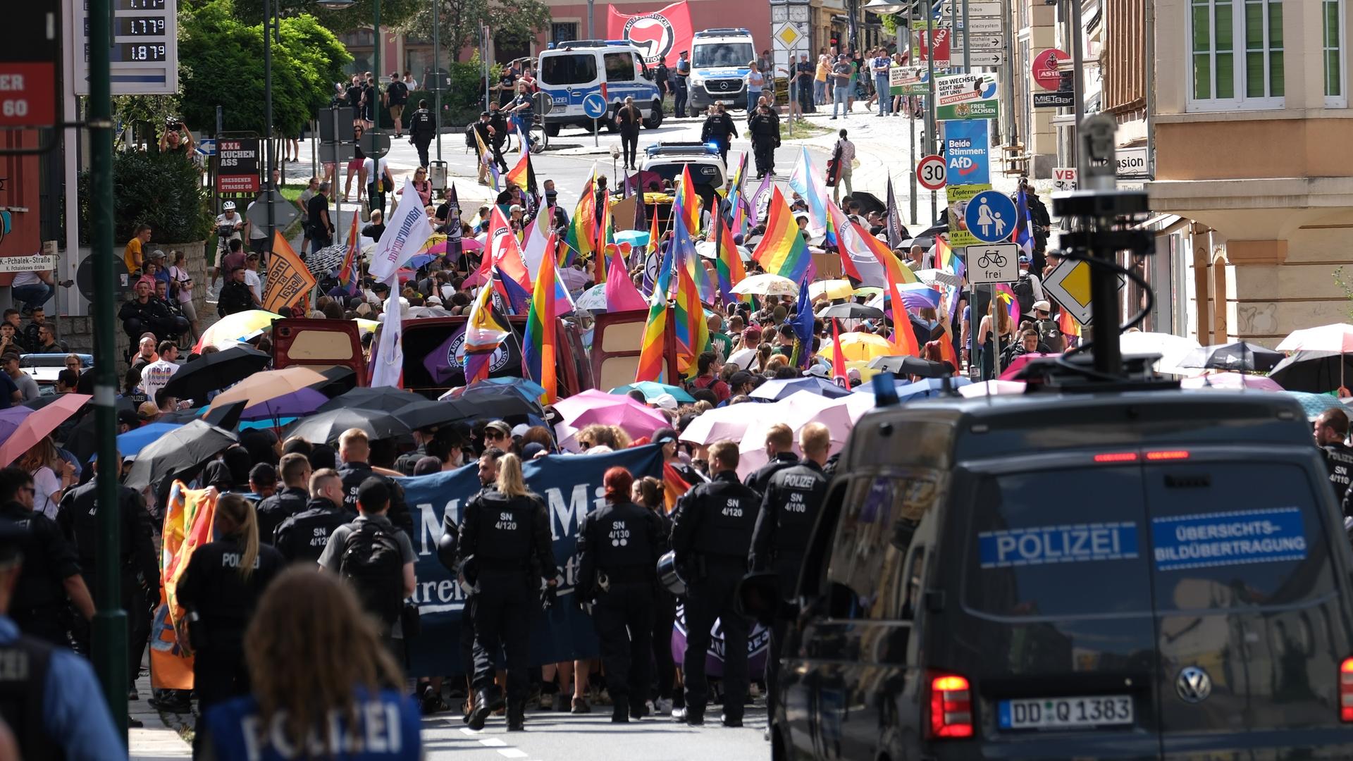 Teilnehmer einer Demonstration zum Christopher-Street-Day (CSD) werden von Polizisten durch die Stadt begleitet.