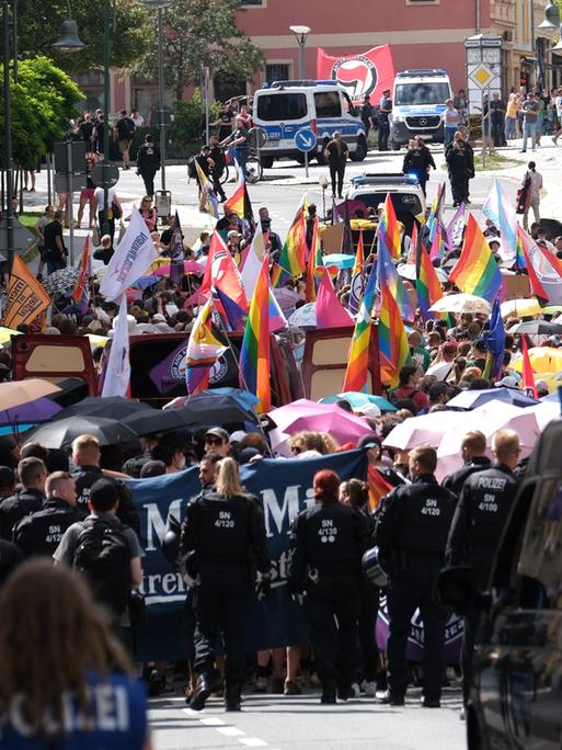 Teilnehmer einer Demonstration zum Christopher-Street-Day (CSD) werden von Polizisten durch die Stadt begleitet.