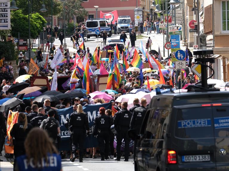 Teilnehmer einer Demonstration zum Christopher-Street-Day (CSD) werden von Polizisten durch die Stadt begleitet.