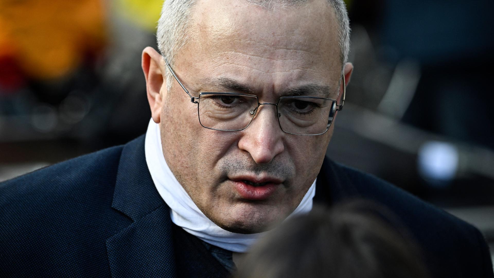 Portrait von Michail Chodorkowski, der eine Brille trägt und leicht nach unten schaut.