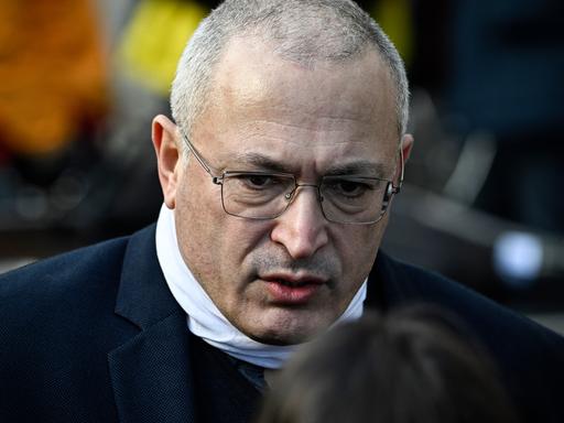 Portrait von Michail Chodorkowski, der eine Brille trägt und leicht nach unten schaut.