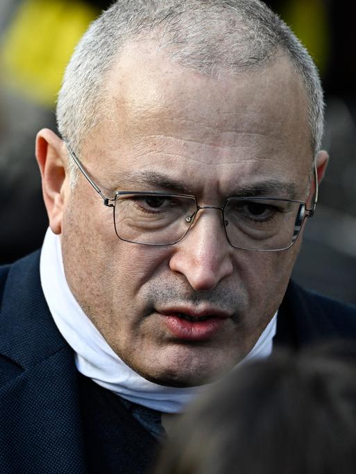 Portrait von Michail Chodorkowski, der eine Brille trägt und leicht nach unten schaut.