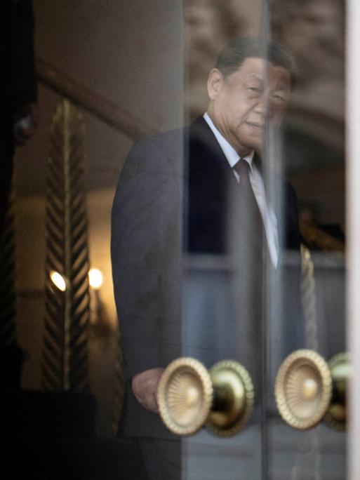 Xi Jinping ist hinter Fensterscheiben zu sehen