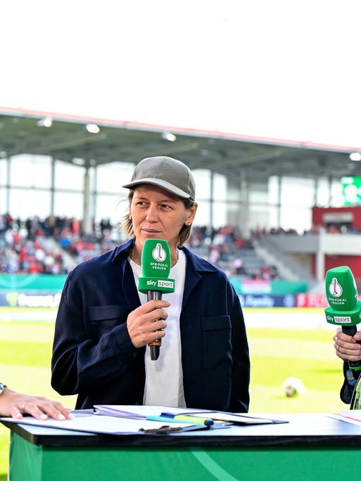 Sky-Sport Moderatorin Nele Ocik, Bianca Rech von der Sportlichen Leitung des FC Bayern und die ehemalige Bayern-Spielerin Verene Schweers im Gespräch beim Halbfinale im DFB-Pokal der Frauen: FC Bayern München - TSG 1899 Hoffenheim