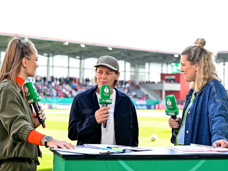 Sky-Sport Moderatorin Nele Ocik, Bianca Rech von der Sportlichen Leitung des FC Bayern und die ehemalige Bayern-Spielerin Verene Schweers im Gespräch beim Halbfinale im DFB-Pokal der Frauen: FC Bayern München - TSG 1899 Hoffenheim