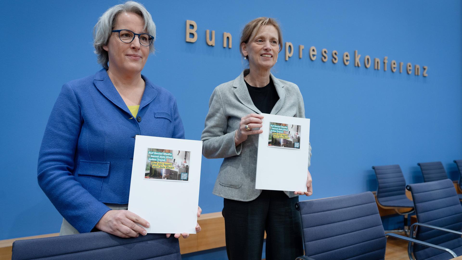 Karin Prien (Bundesministerin für Bildung, Familie, Senioren, Frauen und Jugend, re.) und Kerstin Claus (Bundesbeauftragte gegen sexuellen Missbrauch von Kindern und Jugendlichen) stellen die Kampagne "Nicht-Wegschieben" vor