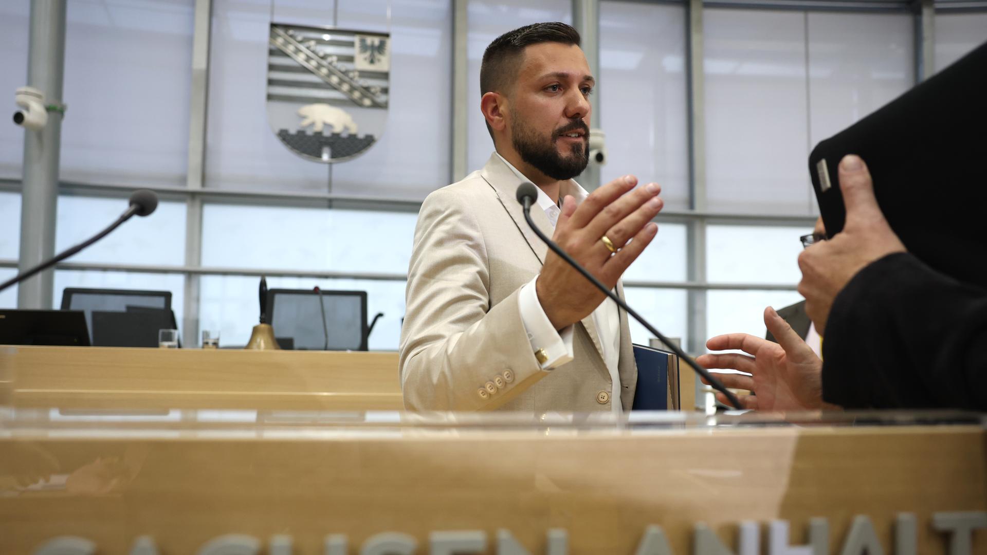 Der neu gewählte Landtags-Präsident Tobias Rausch von der Partei AfD auf dem Podium. Der neu gewählte Landtags-Präsident Tobias Rausch von der Partei AfD auf dem Podium.