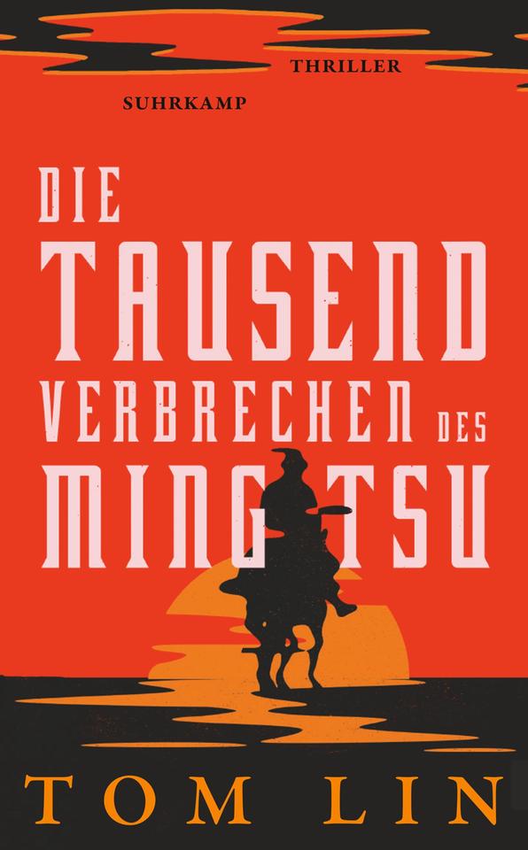 Das Cover des Krimis von Tom Lin, "Die tausend Verbrechen des Ming Tsu". Es zeigt neben Autorenname und Titel eine Illustration. Darauf ist ein Reiter auf seinem Pferd im Schattenriss vor einem stilisierten Sonnenuntergang zu sehen.