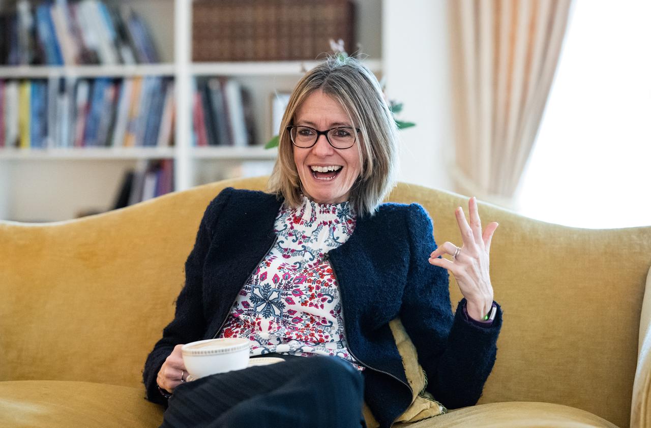 Jill Gallard, Botschafterin des Vereinigten Königreichs Großbritannien in Deutschland, sitzt bei einem Interview auf einem Sofa Auf den Knien hat sie eine Untertasse und eine Tasse.