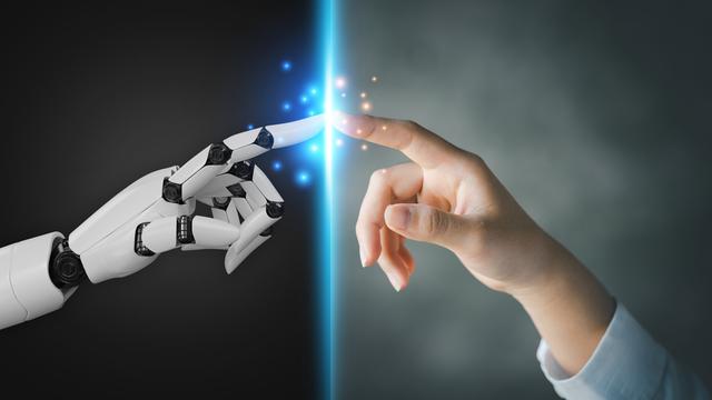 Eine Roboterhand und eine menschliche Hand berühren sich an einer blauen Lichtlinie. Dabei entstehen Lichtpunkte um die Berührung herum. 