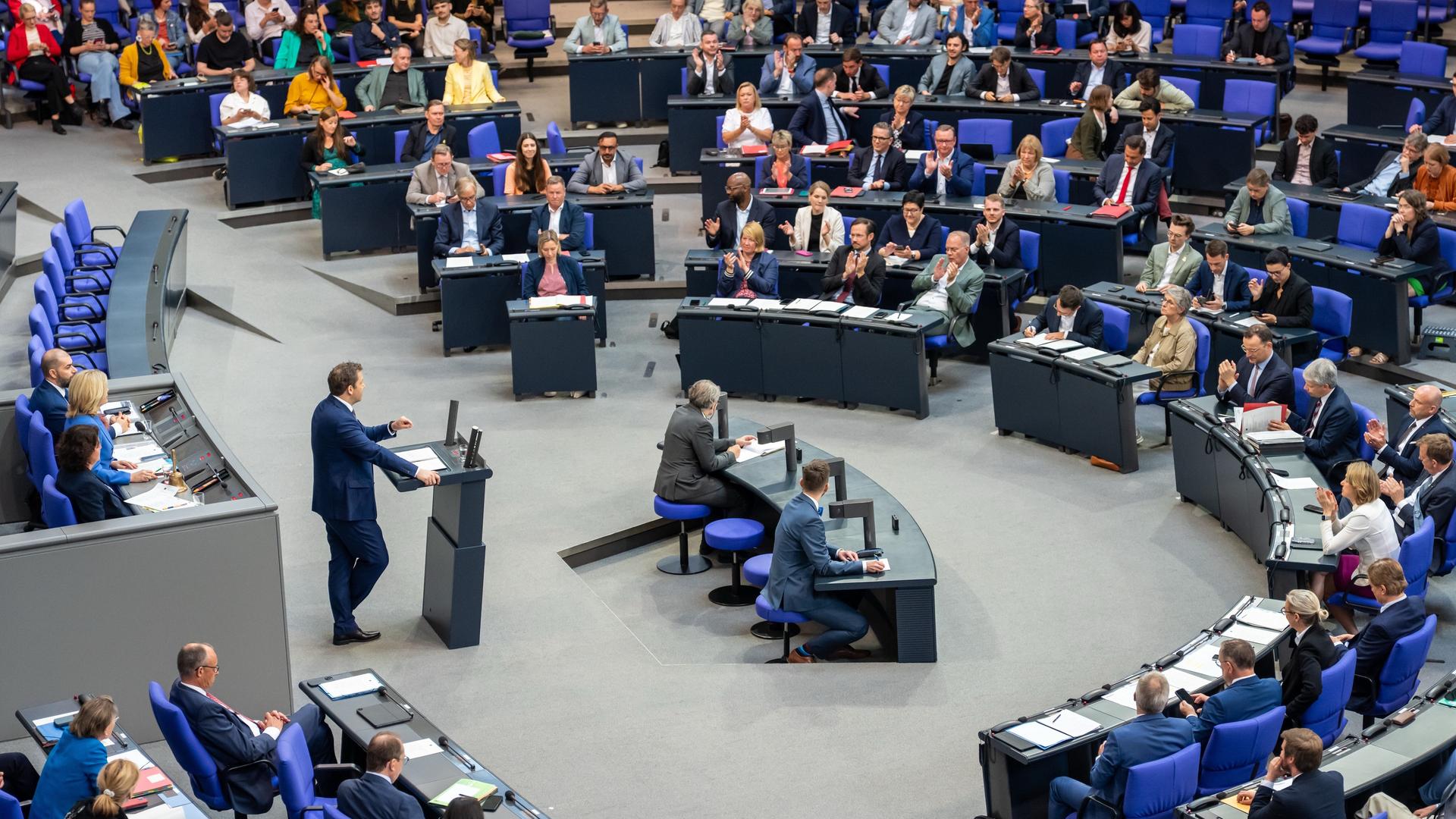 Finanz-Minister Lars Klingbeil spricht im Bundestag Finanz-Minister Lars Klingbeil spricht im Bundestag