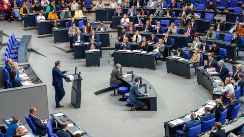 Ein Blick von der Seite in den Plenarsaal des Bundestags.