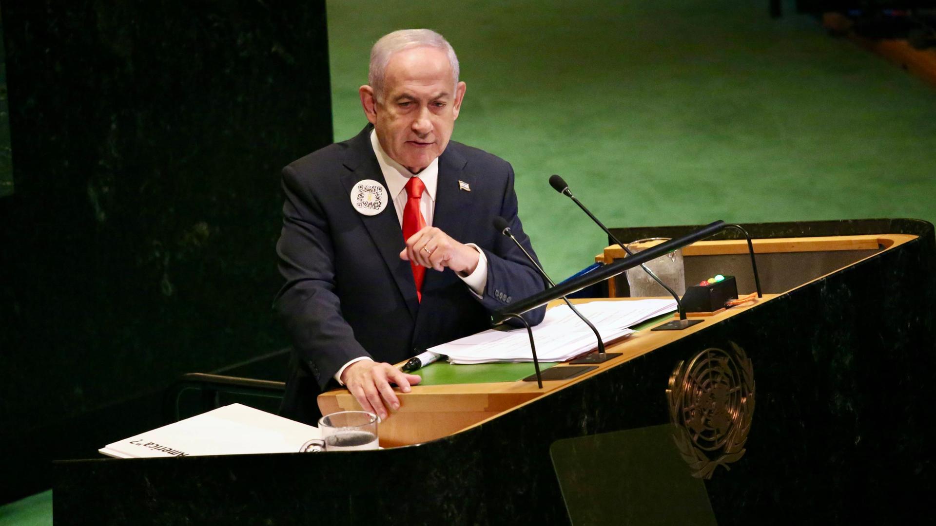 Der israelische Ministerpräsident Netanjahu während seiner Rede. Er steht an einem Rednerpult und spricht in zwei Mikrofone.