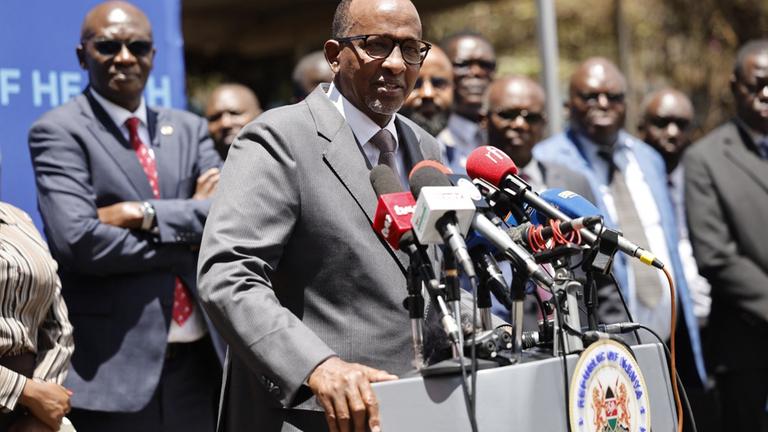 Der kenianische Gesundheitsminister Aden Duale spricht auf einer Pressekonferenz in Nairobi.
