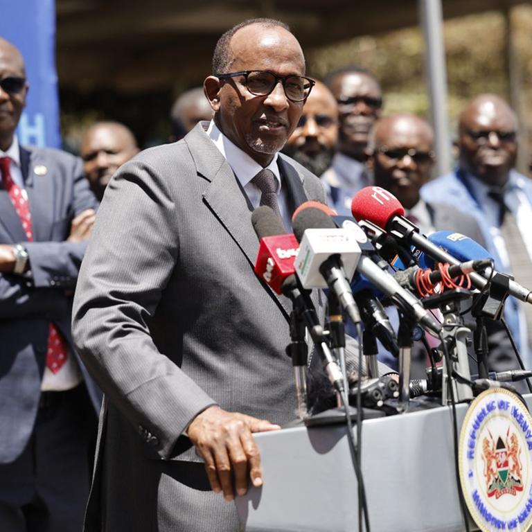 Der kenianische Gesundheitsminister Aden Duale spricht auf einer Pressekonferenz in Nairobi.