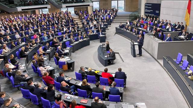 Der Bundestag in Berlin mit vielen Menschen besetzt, Friedrich Merz steht in der Mitte am Rednerpult