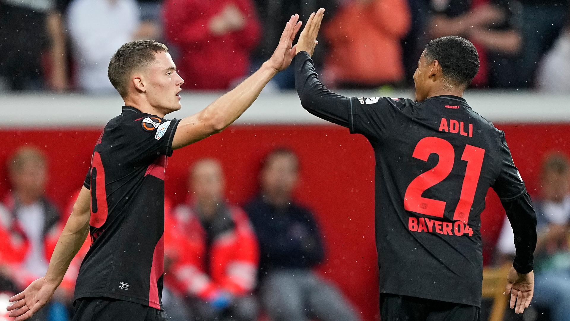 Leverkusens Florian Wirtz (links) feiert seinen Treffer mit Teamkollege Amine Adli