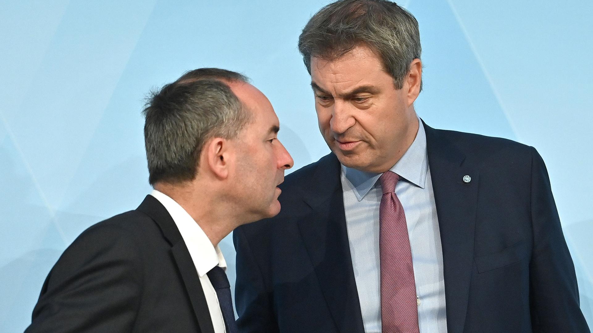 Bayerns Ministerpräsident Markus Söder mit Bayerns Wirtschaftsminister Hubert Aiwanger. 