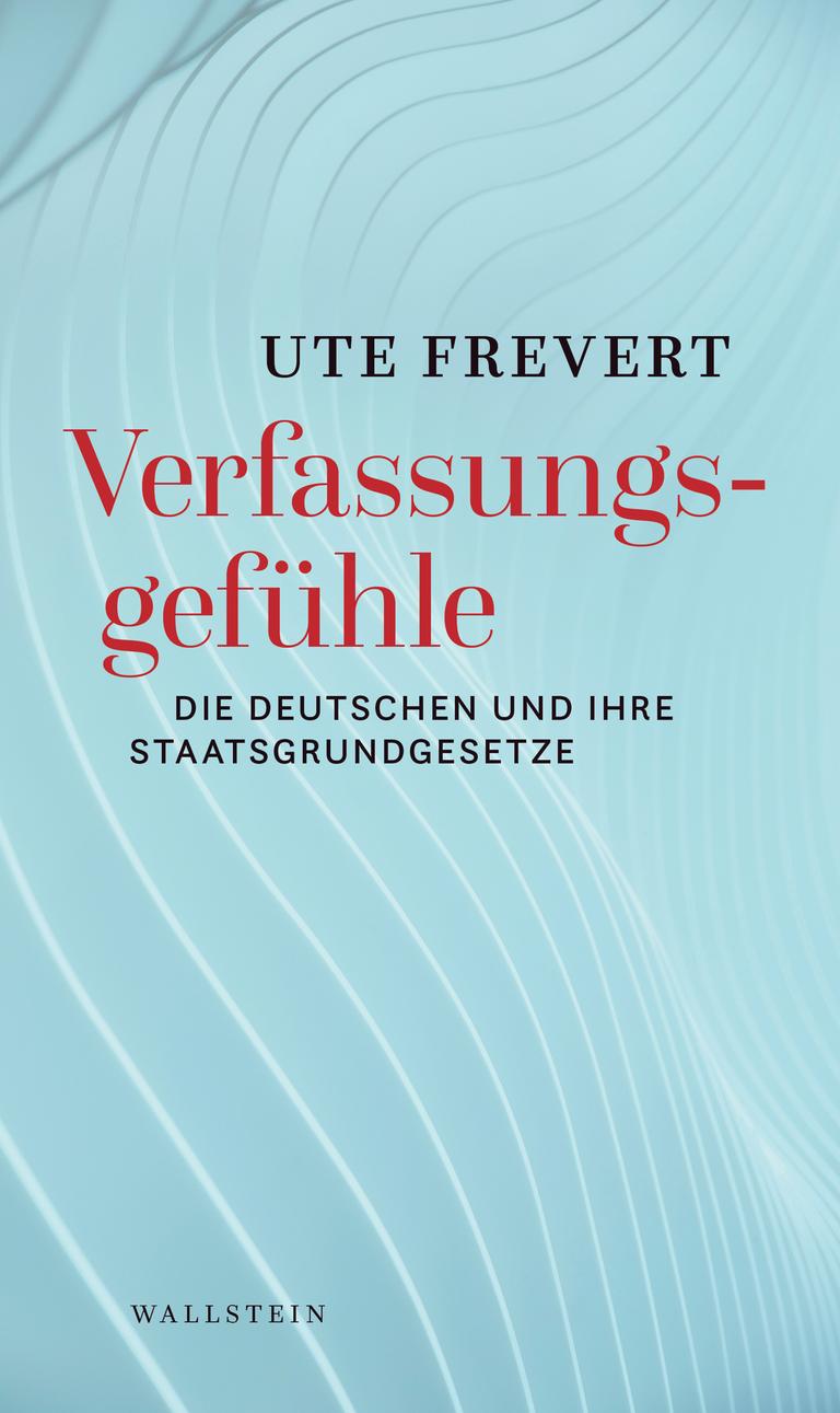 Das Cover des Buchs "Verfassungsgefühle" von Ute Frevert stellt den Titel in roter Schrift vor hellblau geschwungenen Lamellen dar. Untertitel und Autorenname teilen sich den gleichen Hintergrund und sind in schwarzer Schrift gestaltet.