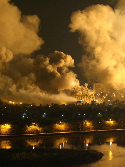 Rauchschwaden steigen von einem Präsidentenpalast in Bagdad nach Luftangriffen auf (Archivfoto vom 21.03.2003).