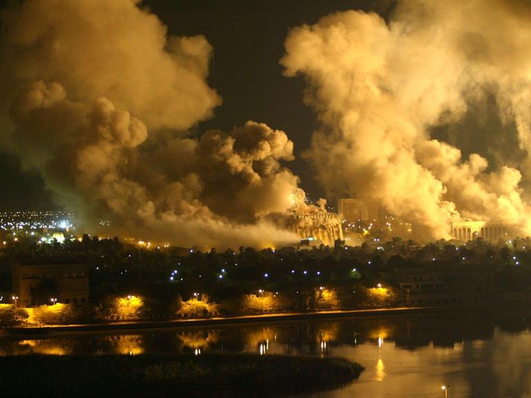 Rauchschwaden steigen von einem Präsidentenpalast in Bagdad nach Luftangriffen auf (Archivfoto vom 21.03.2003).
