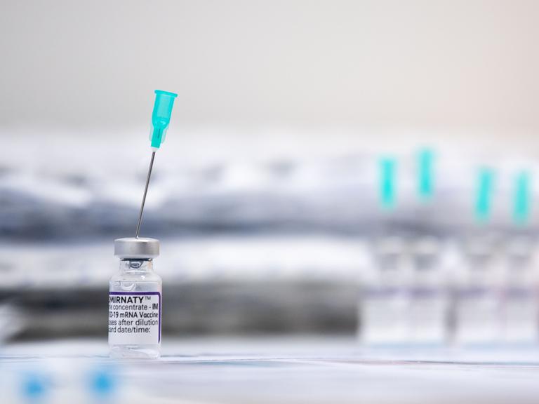 Eine Impfampulle mit Biontech-Impfstoff steht für eine Impfung bereit.