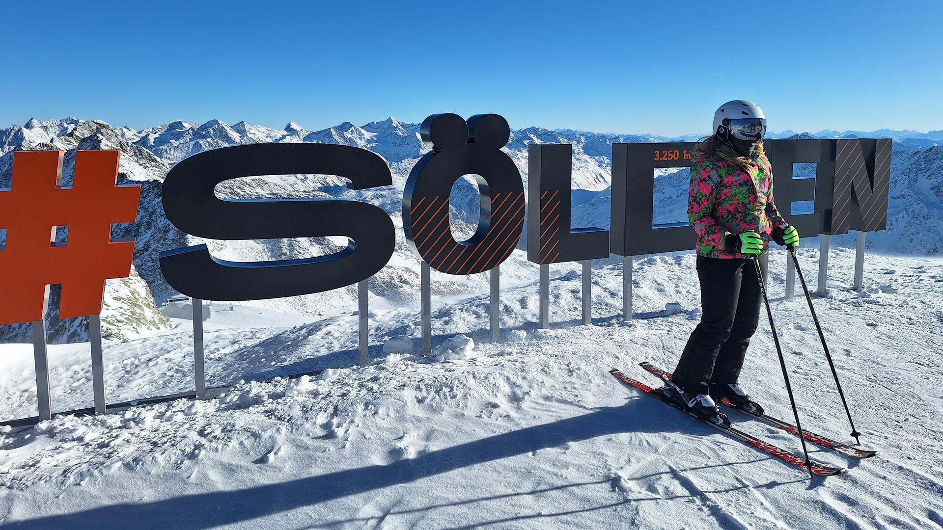 Skifahrerin auf Skipiste in der Alpenregion Sölden, Tirol, Österreich 