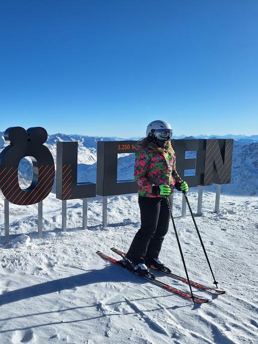 Skifahrerin auf Skipiste in der Alpenregion Sölden, Tirol, Österreich 