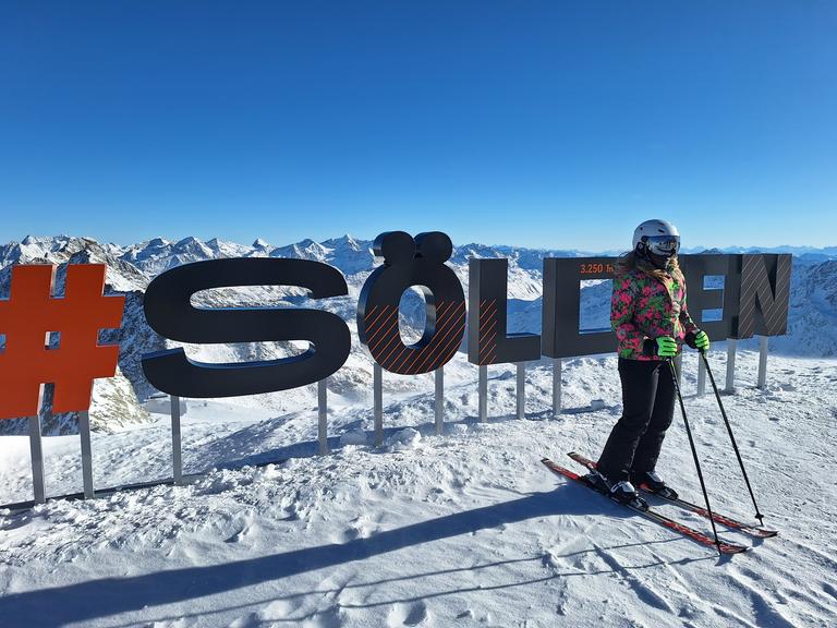 Skifahrerin auf Skipiste in der Alpenregion Sölden, Tirol, Österreich 