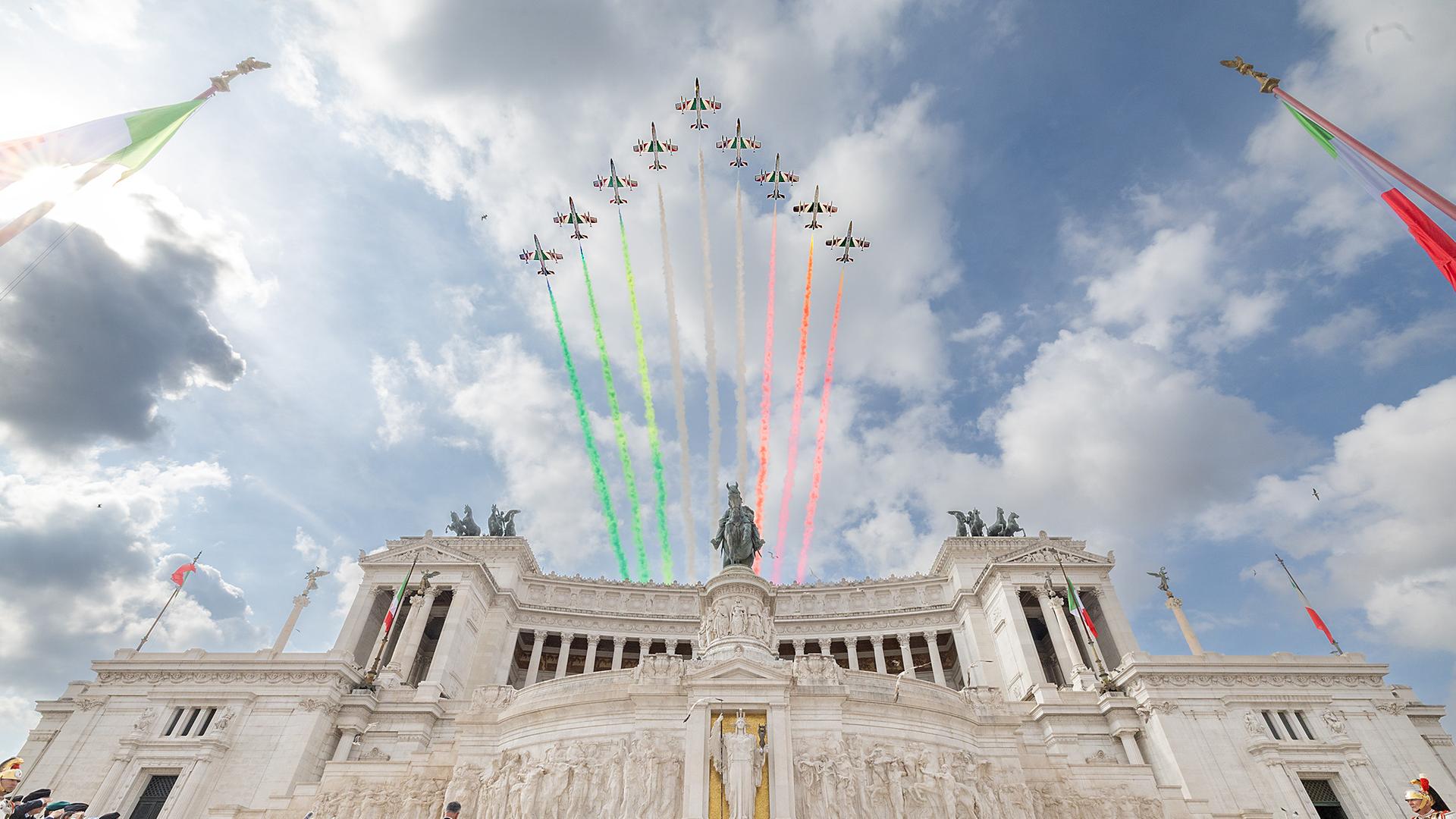 Die italienische Kunstflugstaffel "Frecce Tricolore" sprüht anlässlich des 80. Jahrestages der italienischen Republik die italienischen Farben über dem Altar des Vaterlandes an den Himmel. Die italienische Kunstflugstaffel "Frecce Tricolore" sprüht anlässlich des 80. Jahrestages der italienischen Republik die italienischen Farben über dem Altar des Vaterlandes an den Himmel.