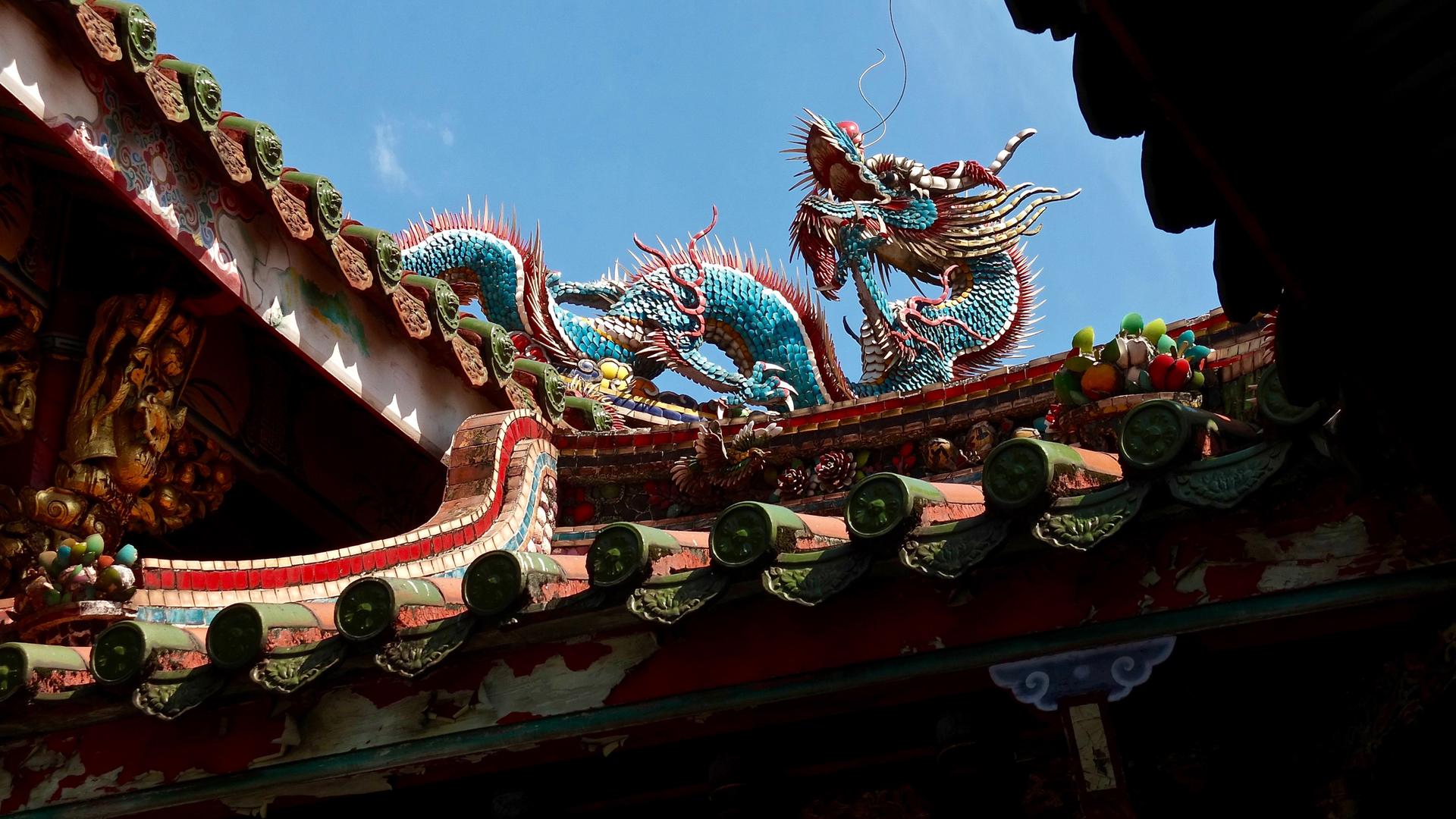 Das reich verzierte Dach eines Tempels zeigt einen Drachen.
