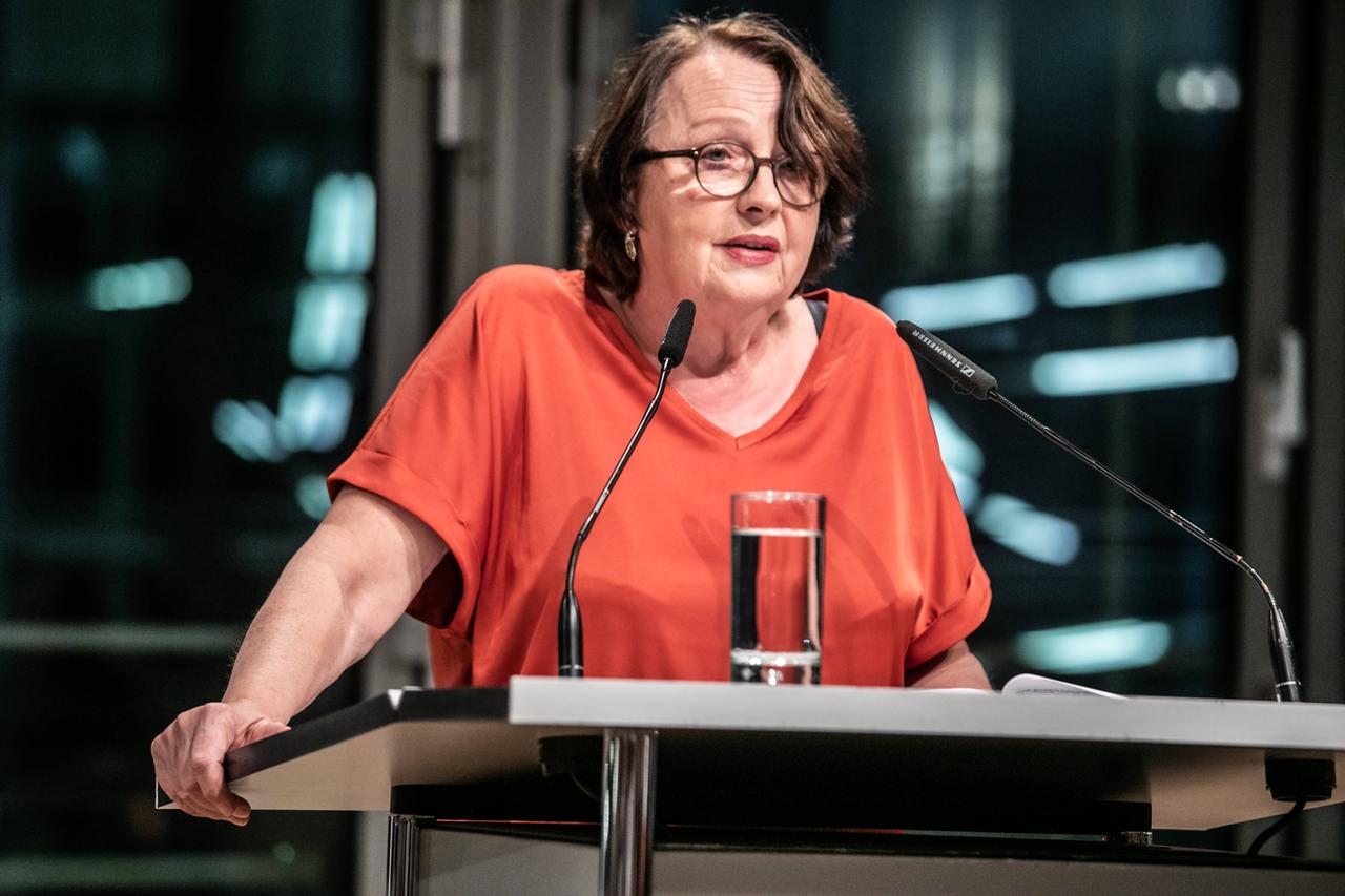 Katja Lange-Müller bei einer Lesung an einem Pult in der Berliner Akademie der Künste am 5.9.2019.