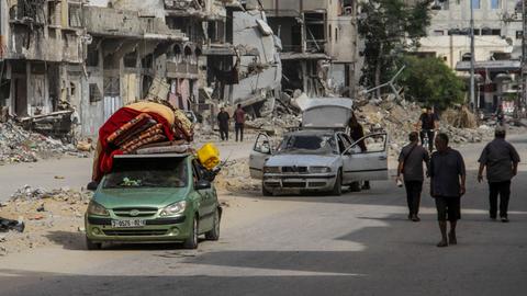 Palästinenser fliehen nach einem Angriff der israelischen Armee aus Dschabalia in Gaza.