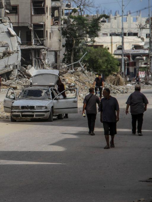 Palästinenser fliehen nach einem Angriff der israelischen Armee aus Dschabalia in Gaza.