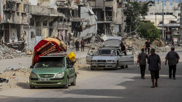 Palästinenser fliehen nach einem Angriff der israelischen Armee aus Dschabalia in Gaza.