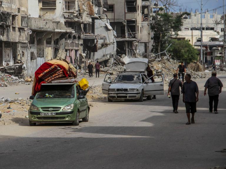 Palästinenser fliehen nach einem Angriff der israelischen Armee aus Dschabalia in Gaza.