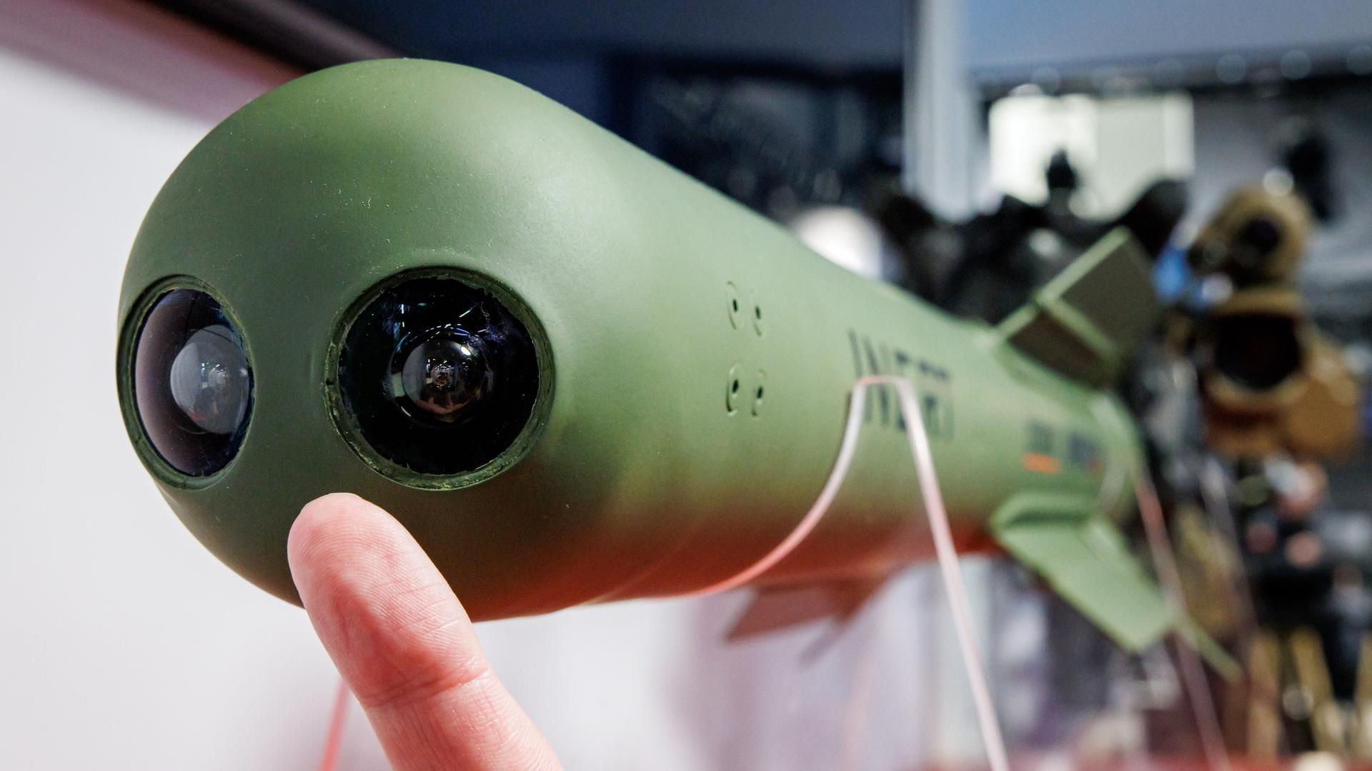 Ein Lenkflugkörper des schultergestützen Lenkflugkörpersystem Enforcer ist auf der Fachmesse für Sicherheitstechnologie Enforce Tac am Stand des Herstellers für Luftverteidigungs- und Lenkflugkörpersysteme MBDA ausgestellt.
